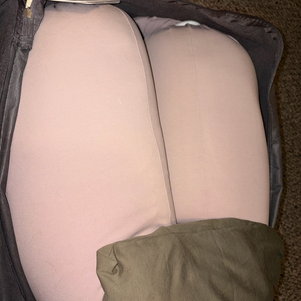 Bugle pregnancy pillow with extra cover - Picture 2 of 3